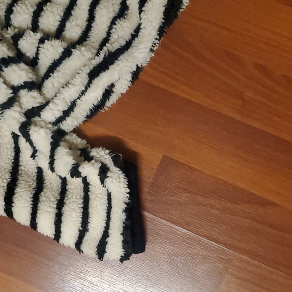 Free People  fuzzy White w/black oversized Sweater sz Small - Picture 5 of 11